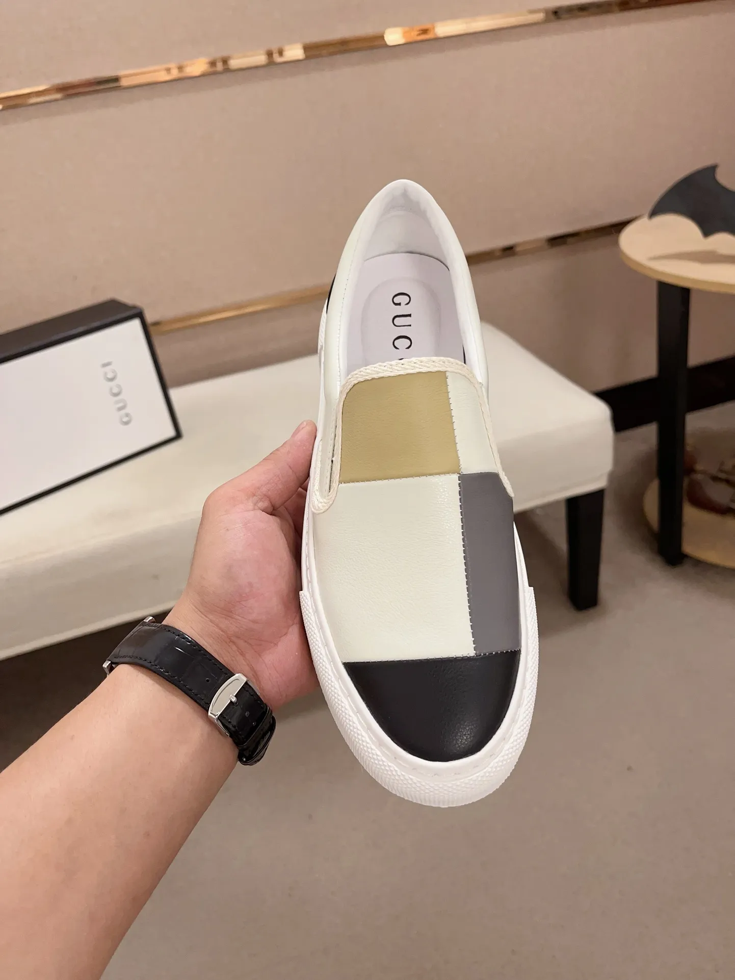Men's shoes💰 440💰The new GUCCI (Gucci) counters are launched simultaneously. The new men's shoes, 😘fabrics are selected from imported cowhide, and the lining is sheepskin lining. 👍🏿 High-end ☄️ air-cushion molded anti-slip rubber outsole, exquisite lines, simple and elegant, comfortable and high-end for leisure travel. Code number: 38 to 44 (45 can be customized and cannot be returned or exchanged)